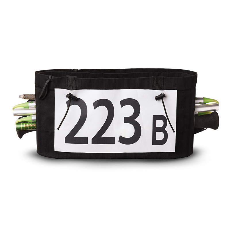 Vue de devant, ceinture de Running Sammie® Evo 2019 en noir avec bâtons pliables et dossard à l'avant Vue de devant, ceinture de Running Sammie® Evo 2019 en noir avec bâtons pliables et dossard à l'avant