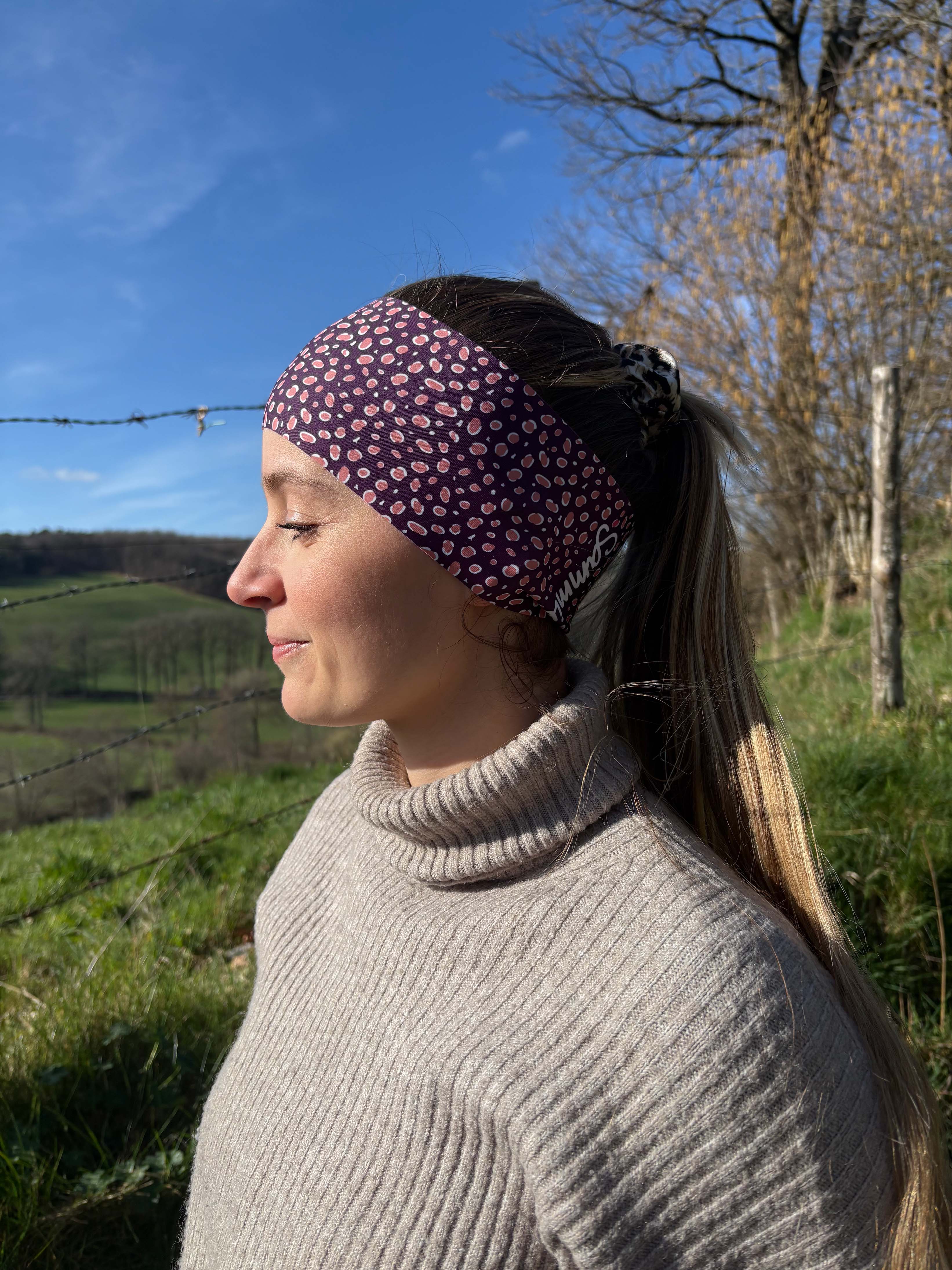 Bandeau rebelle porté sur une felle blonde de profil vers la gauche