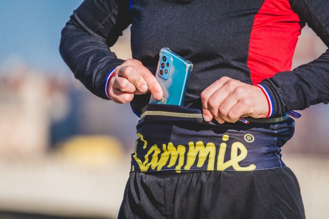 une femme qui met un téléphone dans la ceinture sammie