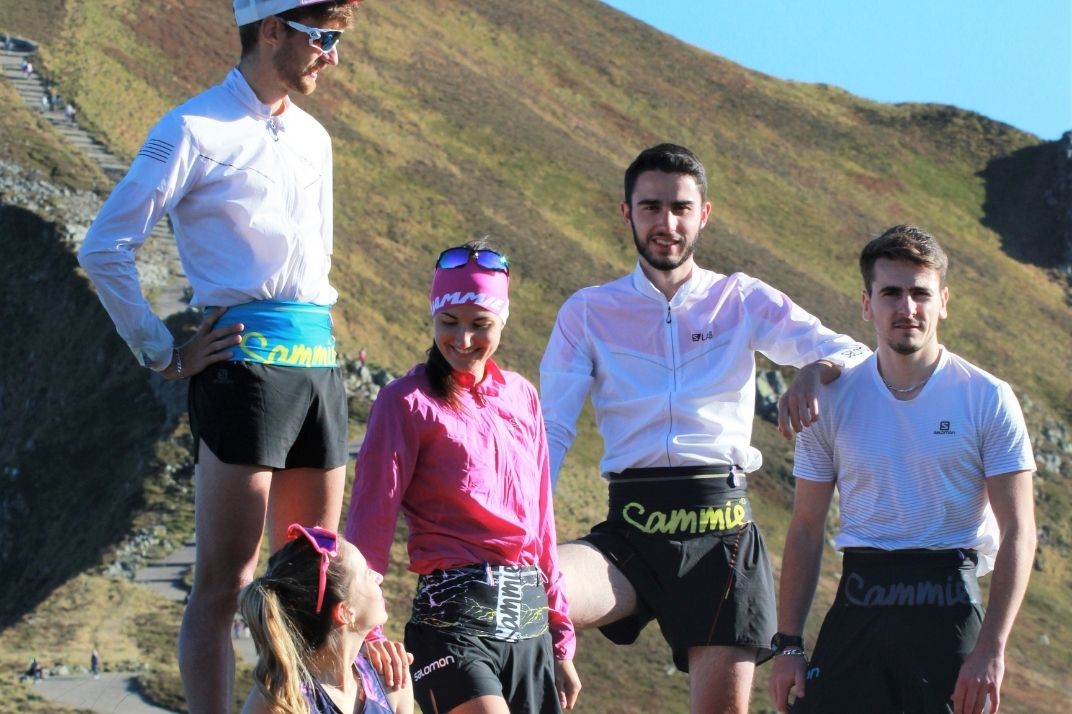 Un groupe de traileurs (hommes et femmes) qui portent une ceinture de trail à la place d'un sac de trail