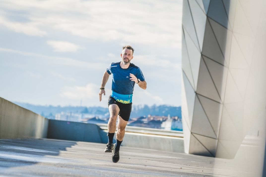 un homme qui porte une ceinture de sport