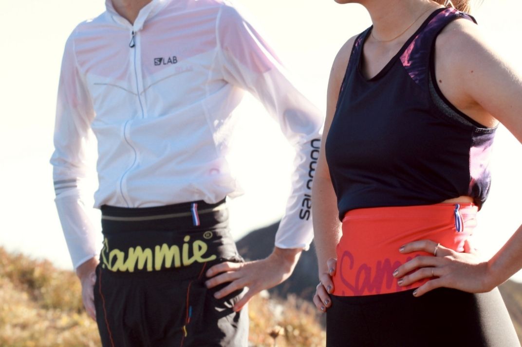 un homme et une femme avec la ceinture sammie