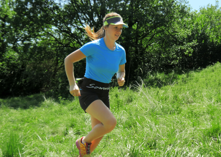 Anaïs Chevalier en trail portant la running belt Sammie