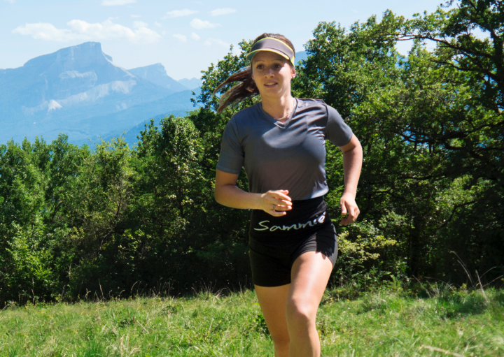 Anaïs Chevalier en course portant la ceinture Sammie
