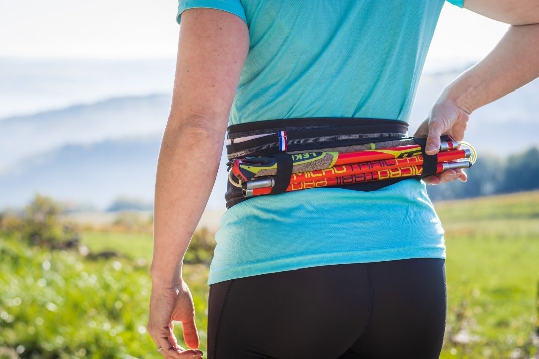 Une femme et un homme en trail avec la ceinture Sammie