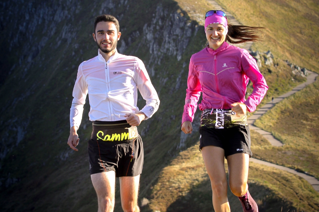 Un homme et une femme qui court avec une ceinture de courseà pied