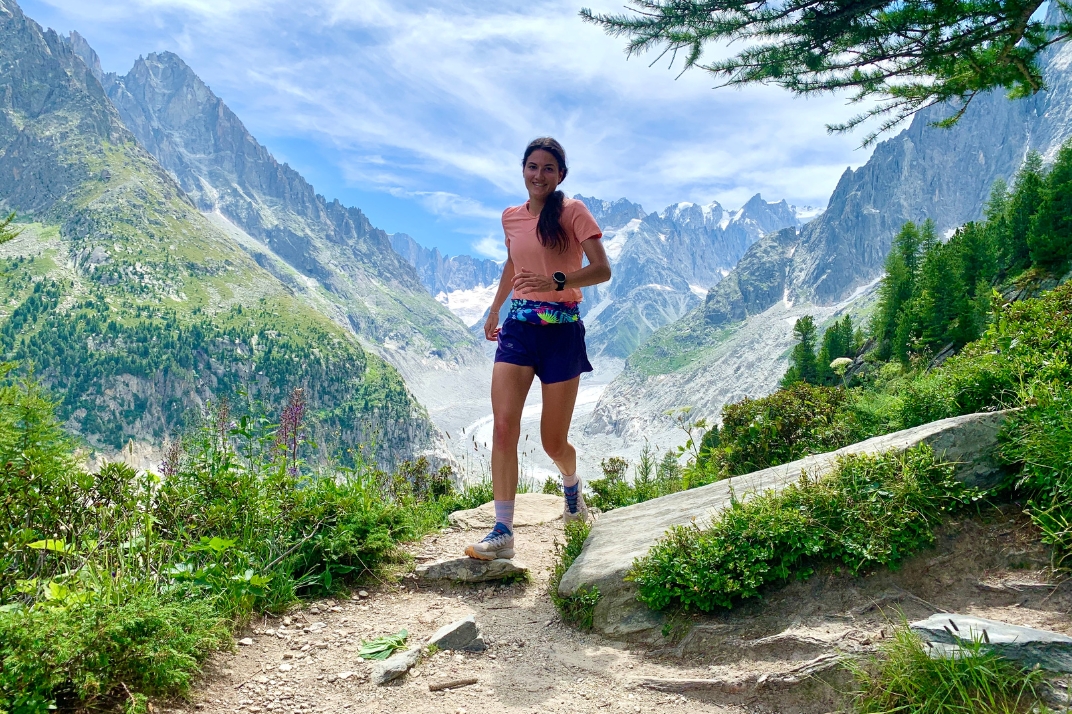 une femme qui court à Chamonix avec la sammie city