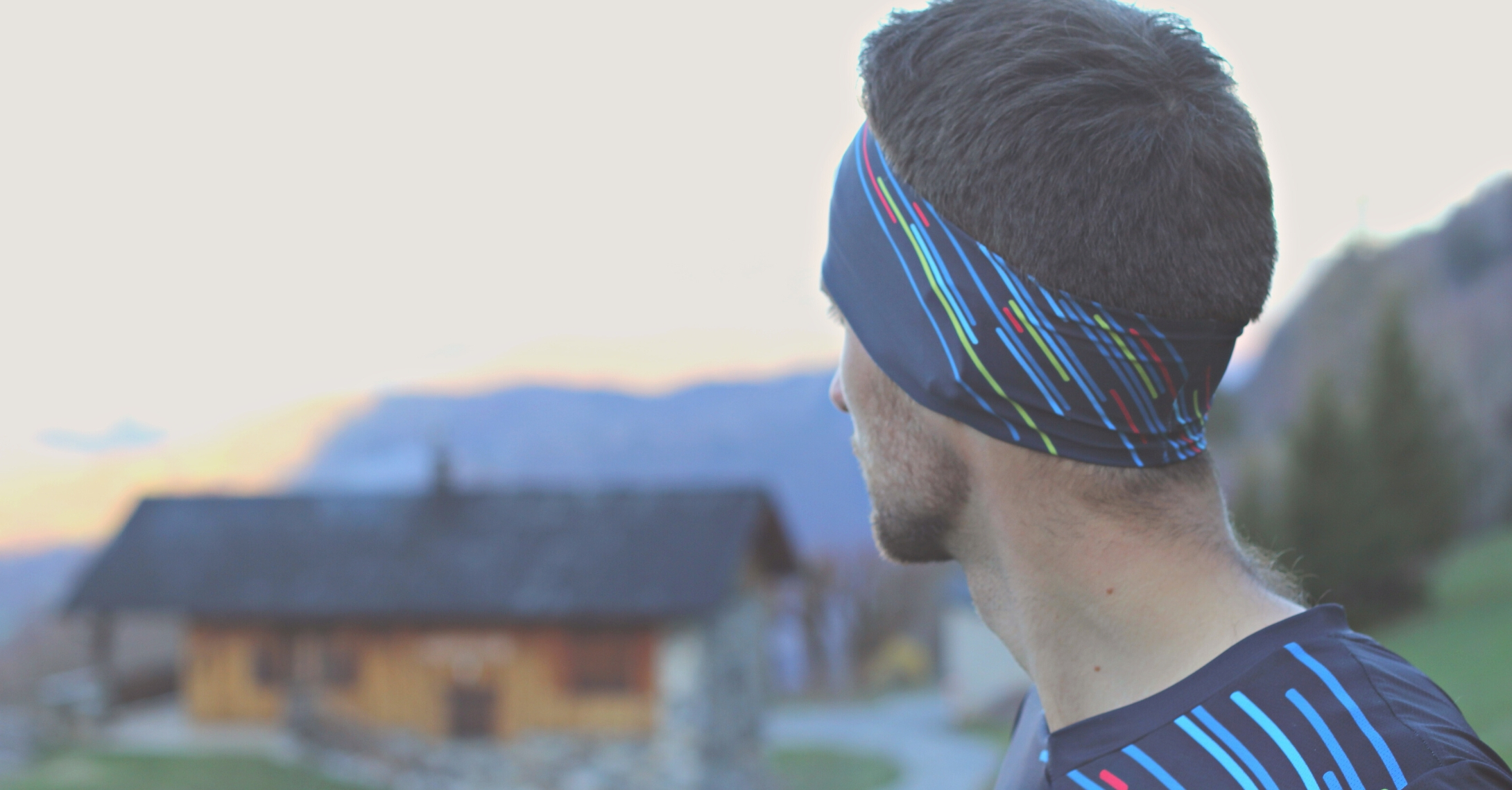 Un homme en promenade le soir avec le bandeau running