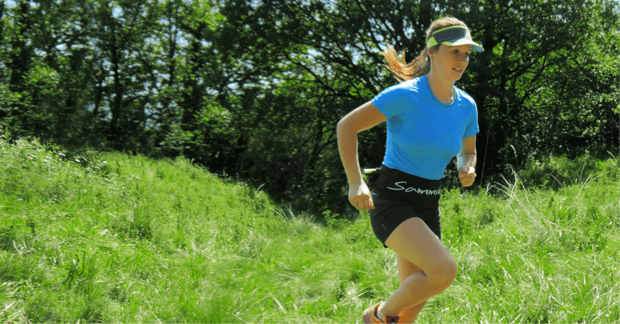Anaïs Chevalier en plein trail, portant la running belt Sammie® Trail