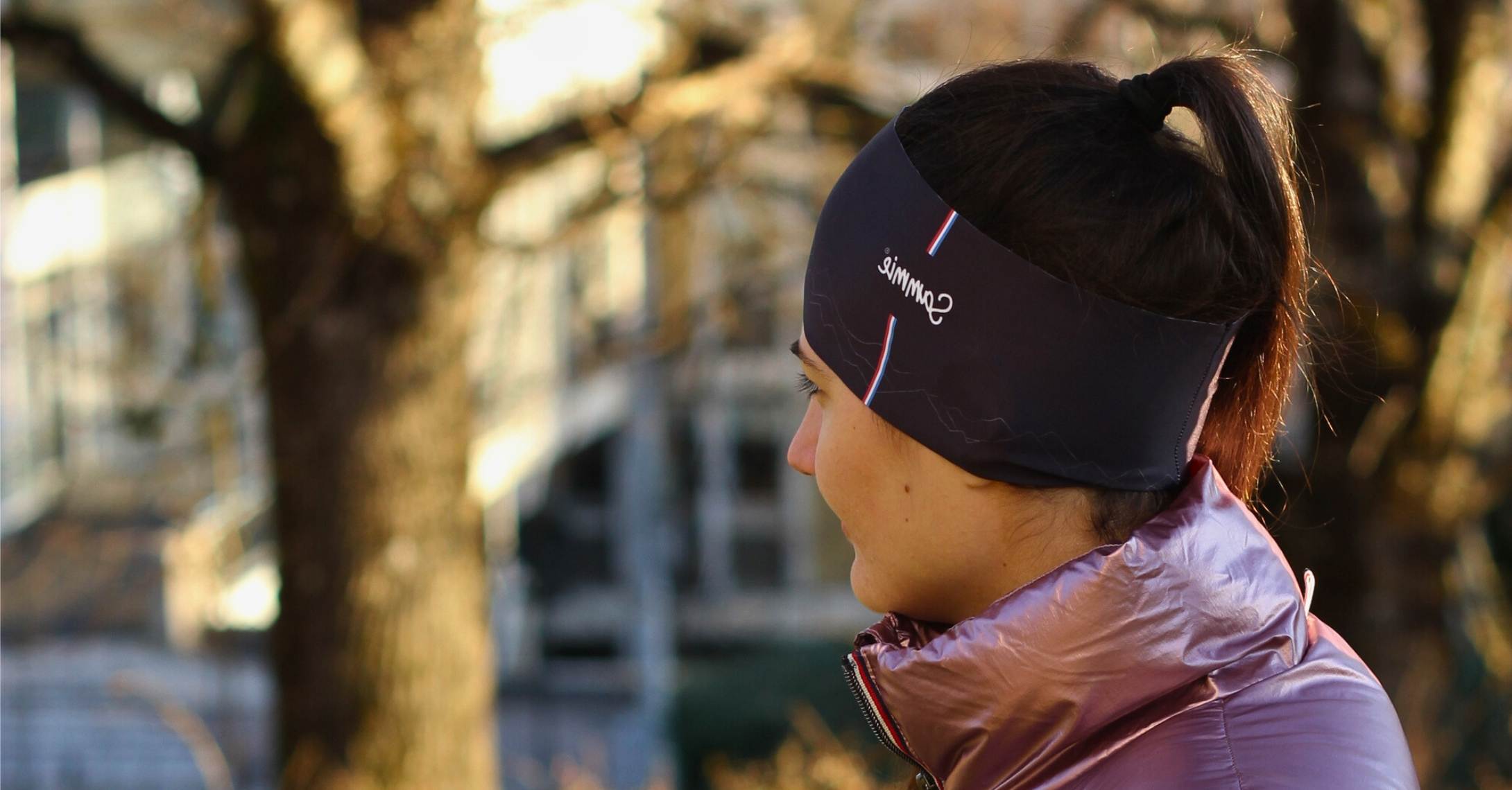 Une femme portant le bandeau running polaire hiver