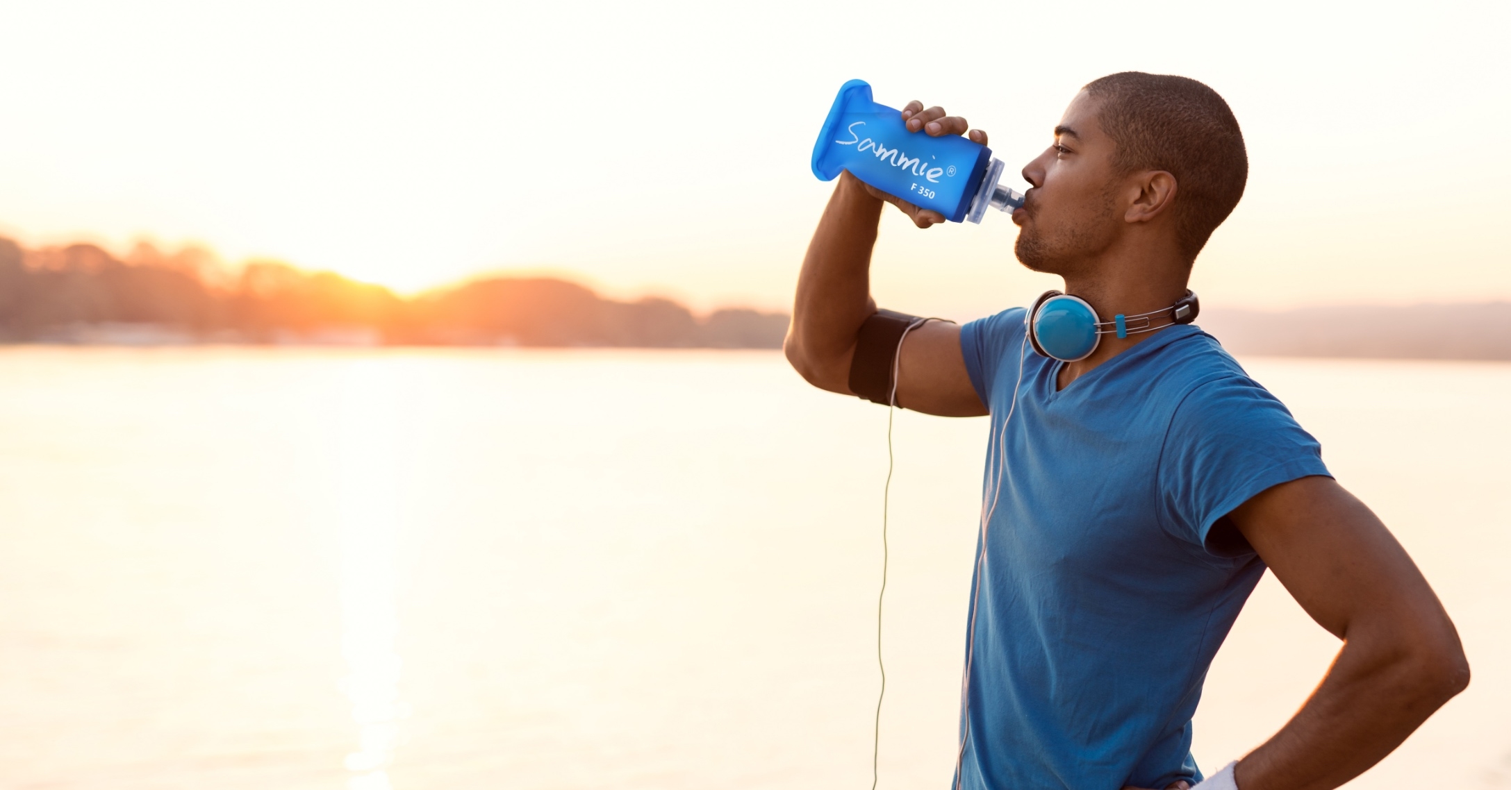 Homme sportif se rafraîchissant en buvant de l'eau avec la gourde souple Sammie® 350ml