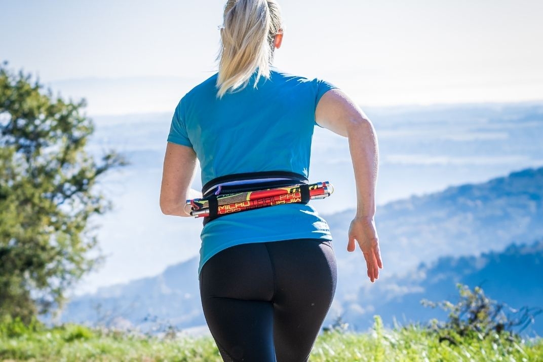 Une traileuse dans l'effort avec la ceinture Sammie trail