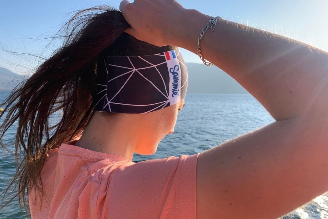 Femme portant un bandeau de sport Sammie