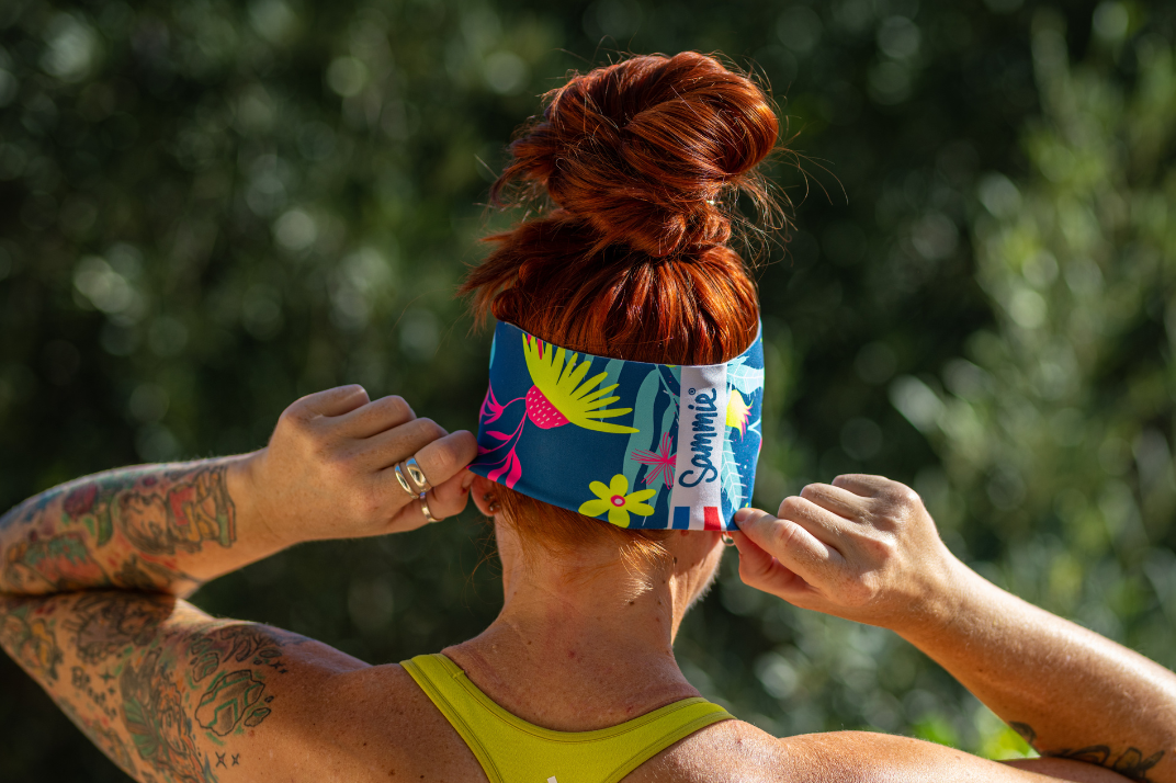 Femme avec un bandeau de course à pied