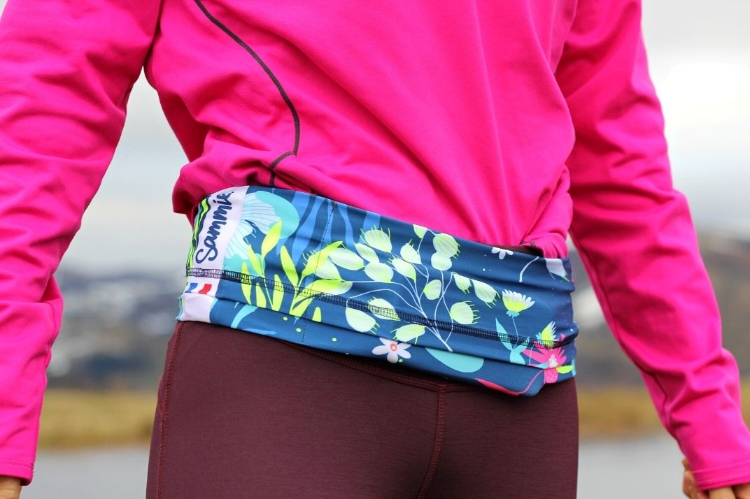 running belt fleurs sur une femme 