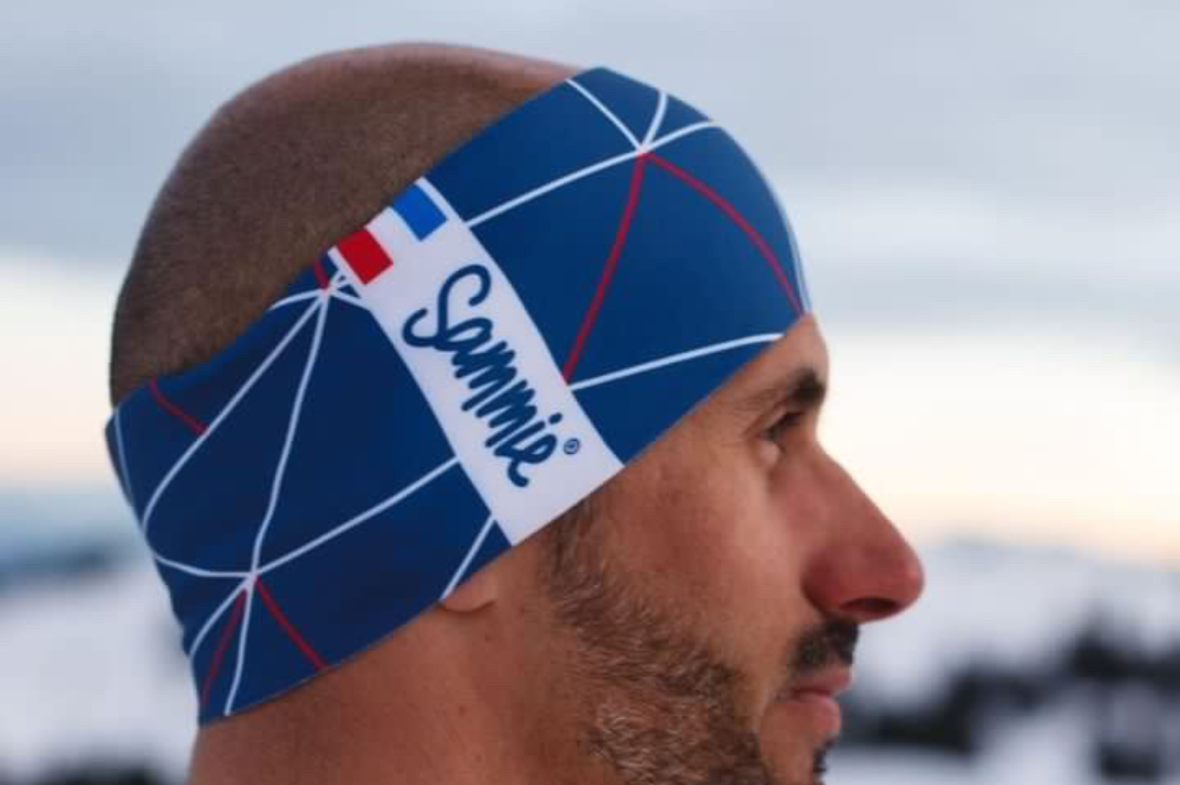 Femme qui porte le bonnet polaire Sammie à la montagne en hiver