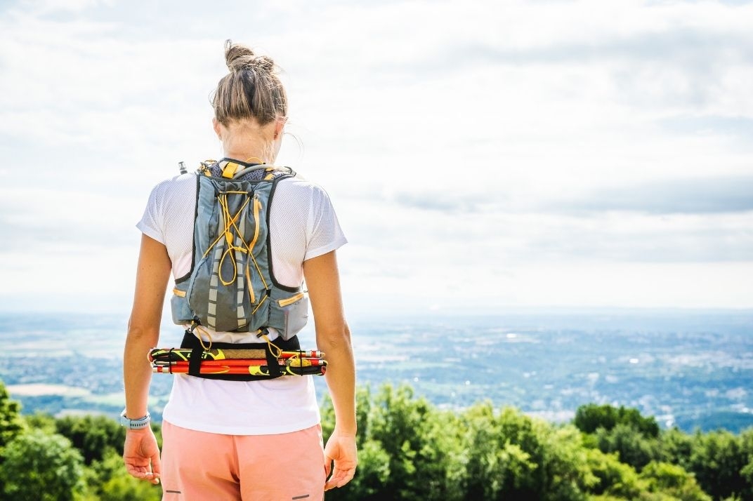 Traileuse avec la ceinture porte bâtons trail