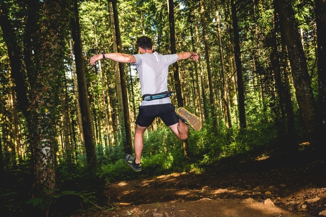 homme en trail en descente