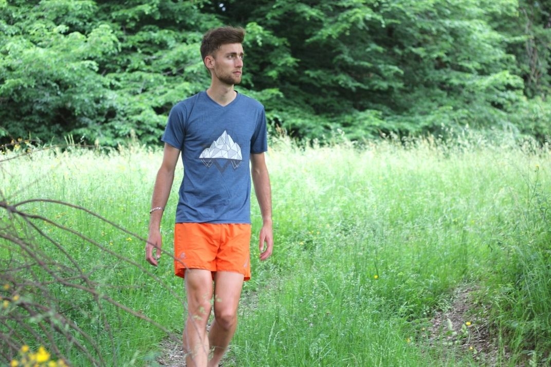 un homme en randonnée avec le sac de randonnée