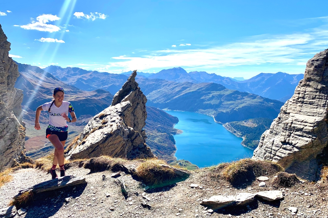 Sortie trail en montagne avec une femme qui court