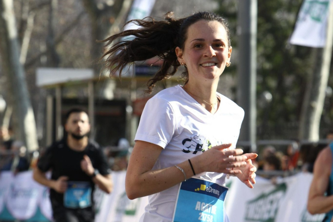 Femme en compétition avec le t-shirt de sport anti transpirant