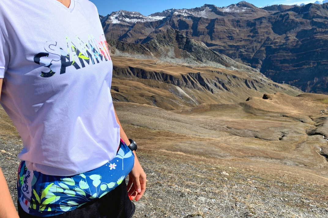 femme avec la running belt en sortie trail