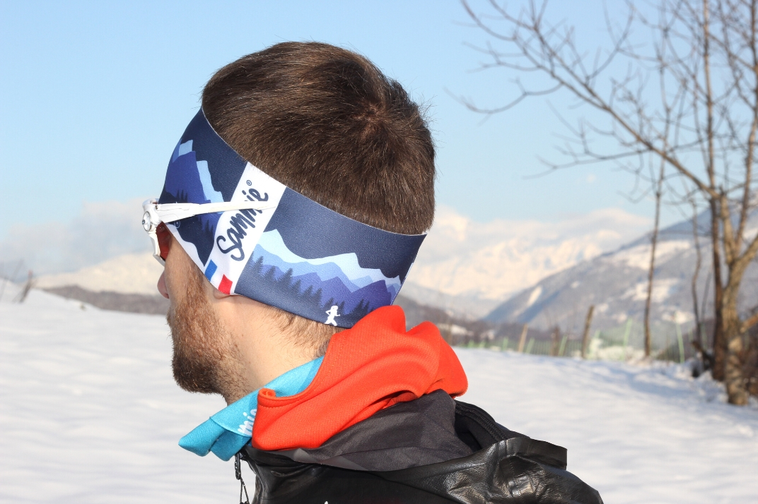 Un homme avec le bandeau montagne bleu à la neige 