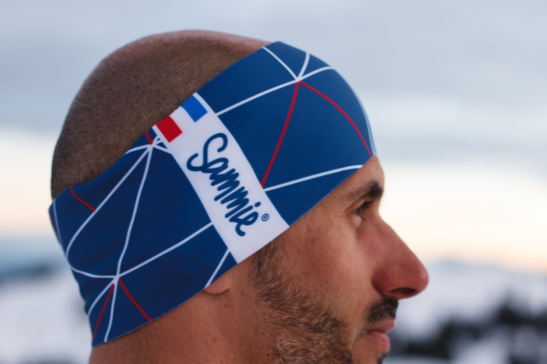 Un homme avec le bandeau polaire noir