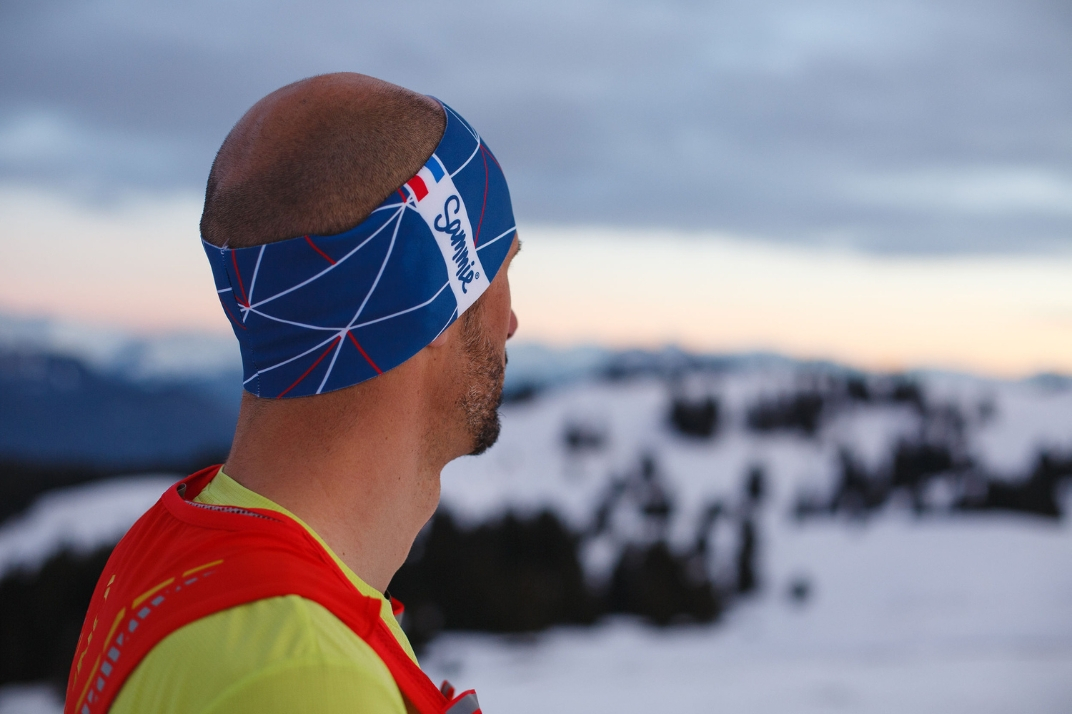 un homme à la montagne avec le bandeau de sport bleu