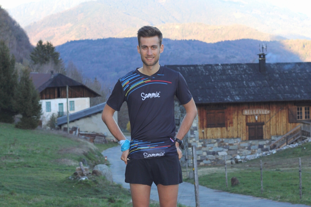 Homme en tenue de course avec la ceinture de running d'hydratation