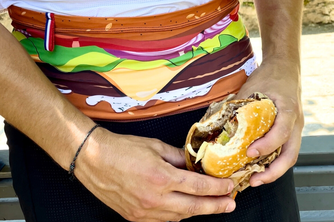 Un homme avec un ravitaillement dans la ceinture de running