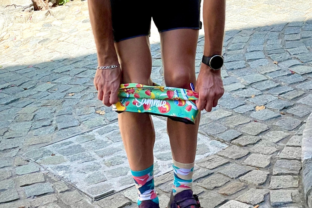 Un homme qui met la ceinture de running d'hydratation