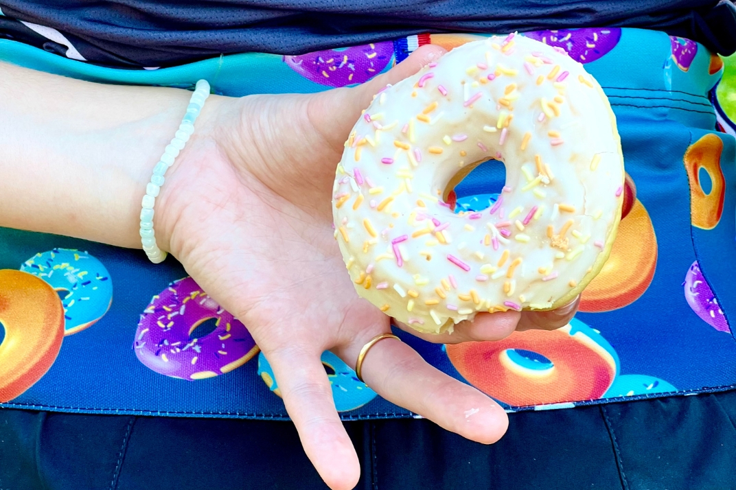 Une femme qui porte la ceinture d'hydratation Sammie au design donut