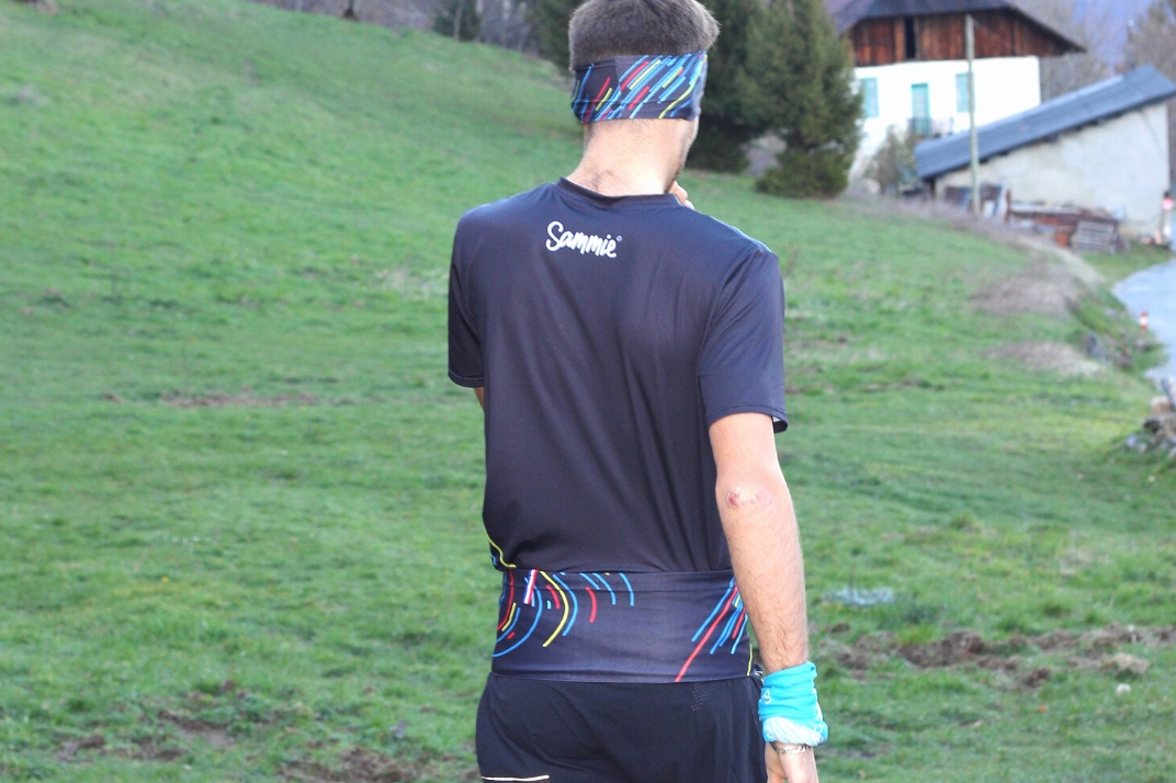 Un homme de dos avec une ceinture de running