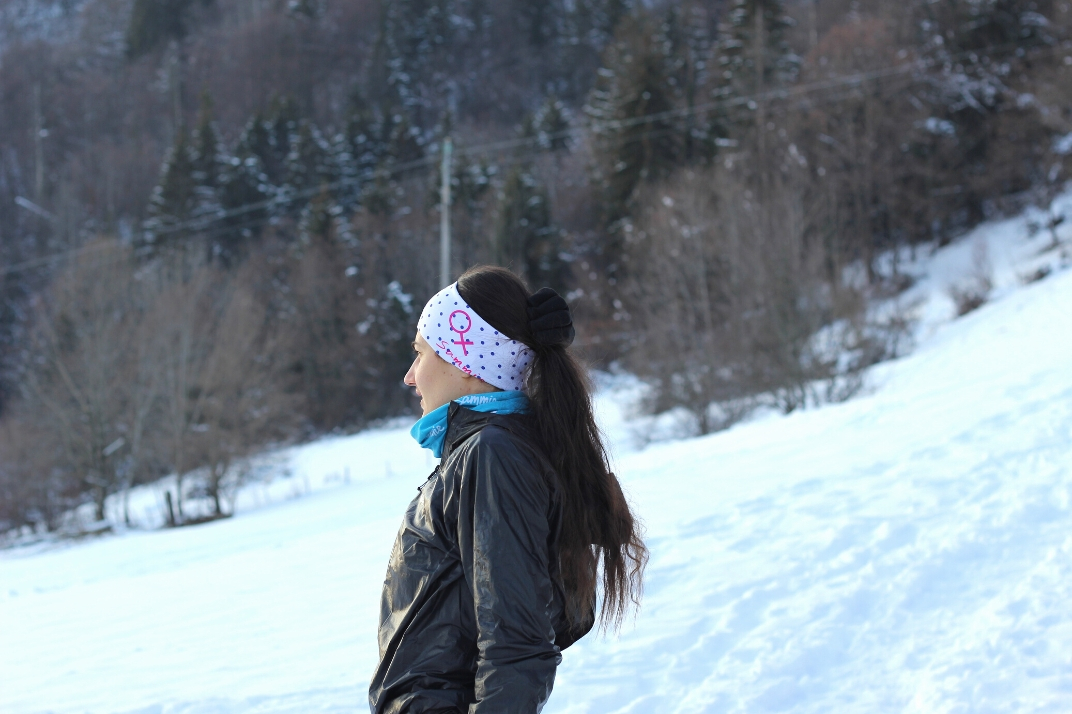 Une femme portant le bandeau dans la neige