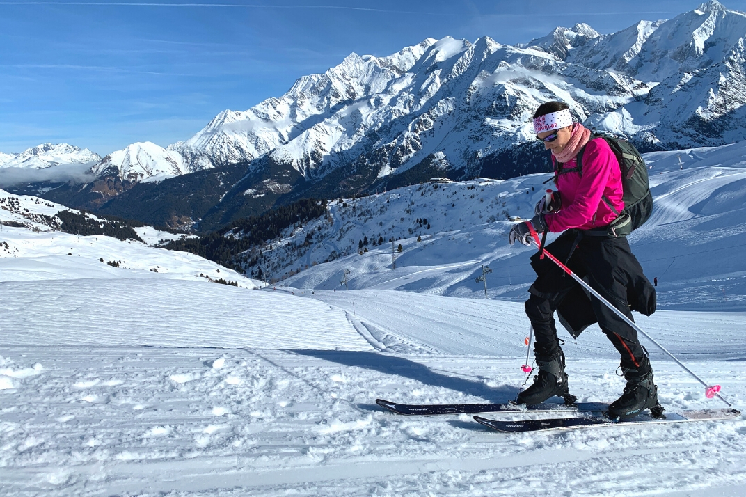 Un skieuse avec le bandeau femme 