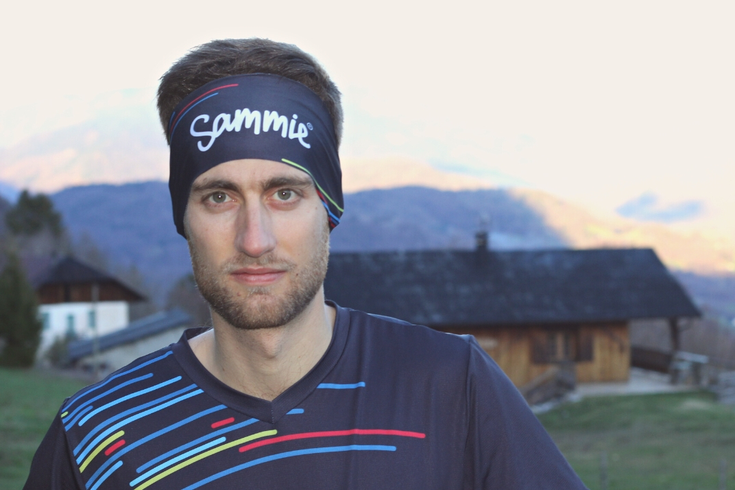 Un homme de face avec le bandeau running