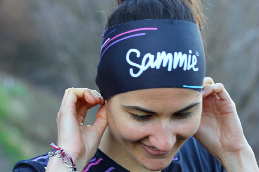 Une femme de face qui met le bandeau running