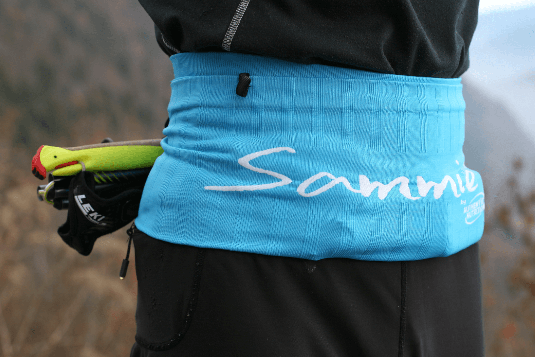 la ceinture de Running Sammie® Trail chargée avec différents accessoires à l'occasion d'un trail