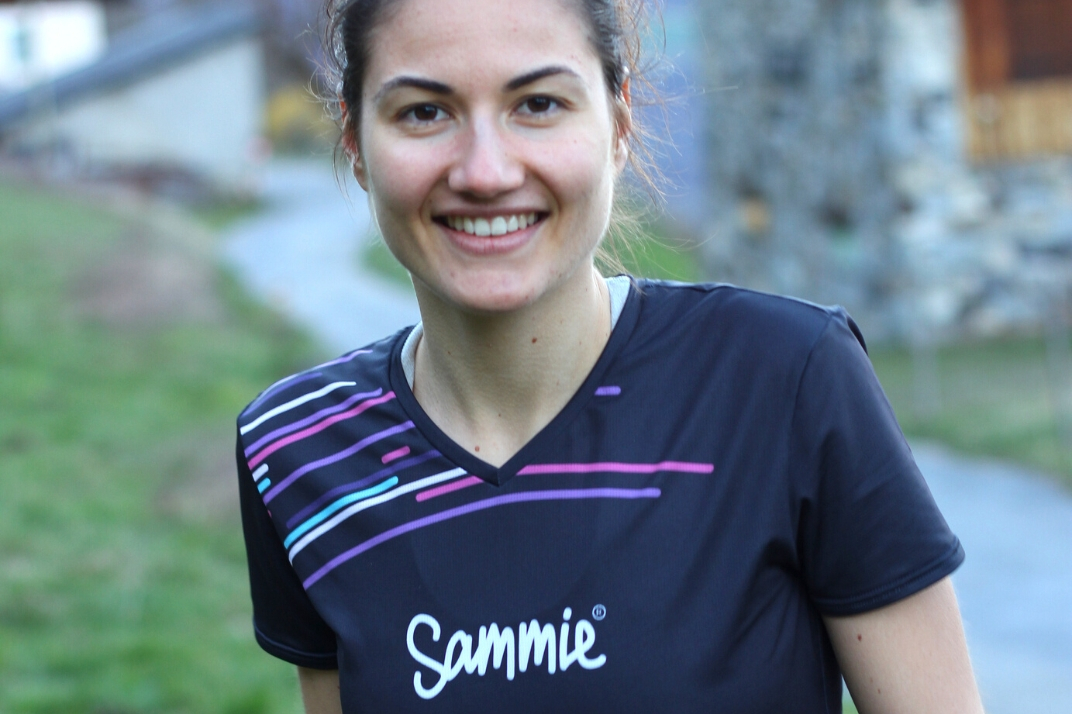 femme avec le t-shirt sport col v