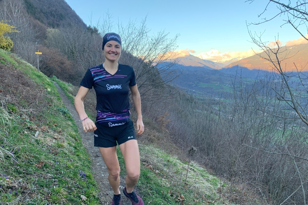 femme en trail running avec le t-shirt de sport col v