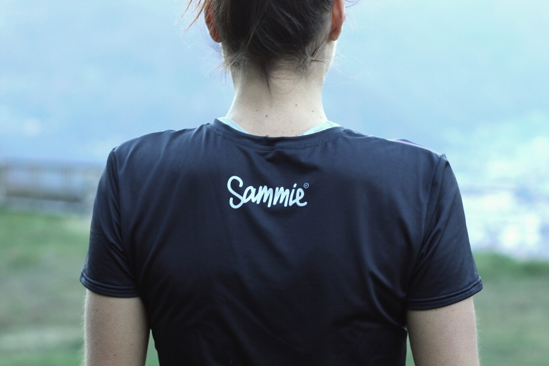 Une sportive de dos avec le Tee-shirt sport femme col V