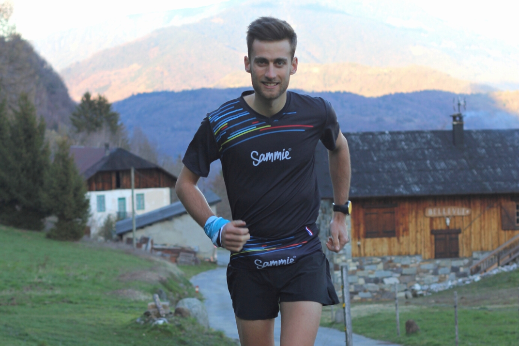 Un homme qui court avec le T-shirt de sport 