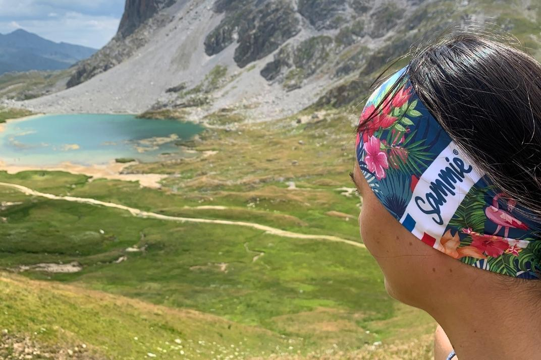 Une femme en montagne qui fait de la randonnée avec le bandeau 