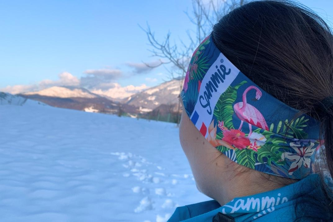 Une femme qui utilise le bandeau sport femme à la neige