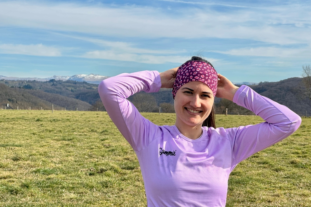 femme avec le bandeau en session running qui boit