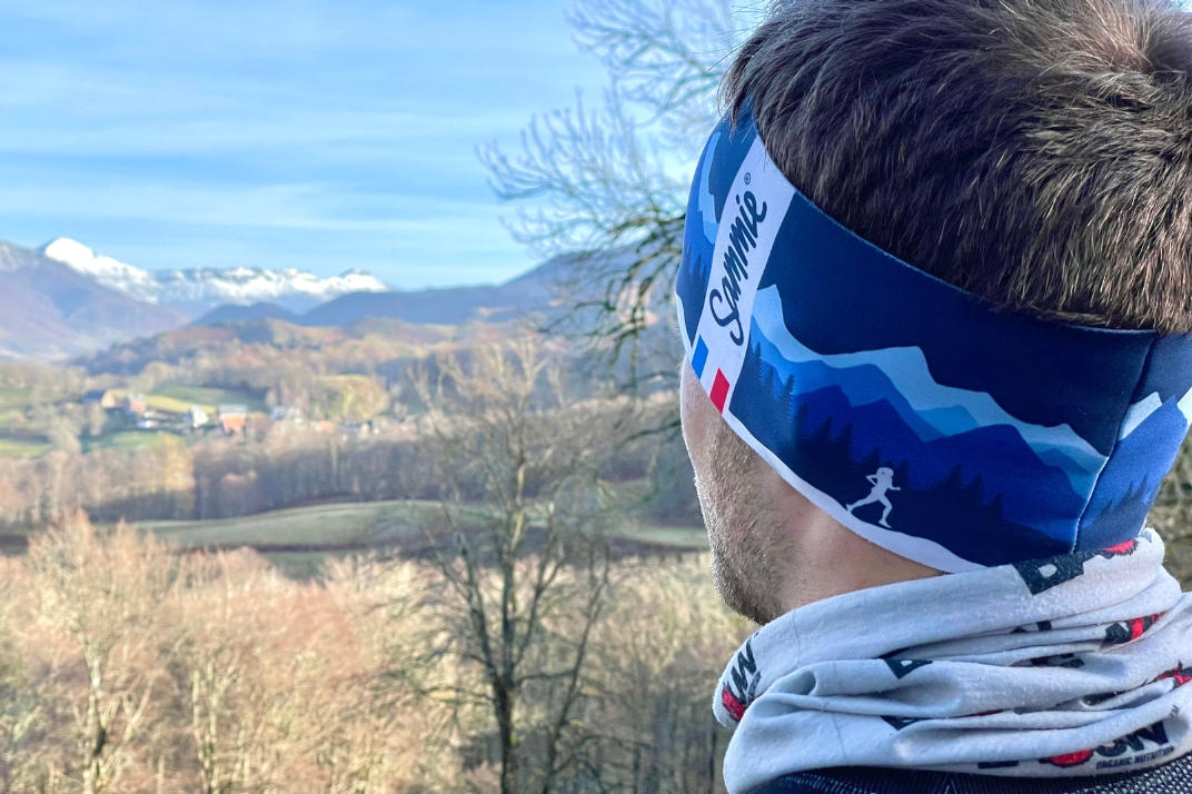 Une femme avec le bandeau oreille sport Sammie