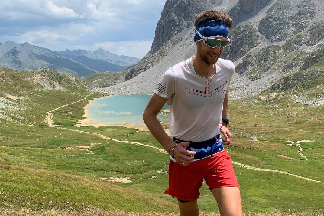 Un homme en sortie trail avec le bandeau oreille sport bleu Sammie