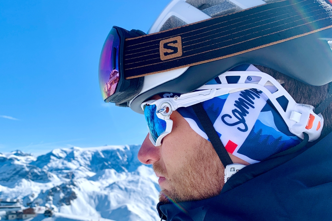 Homme avec le bandeau oreille sous un casque au ski