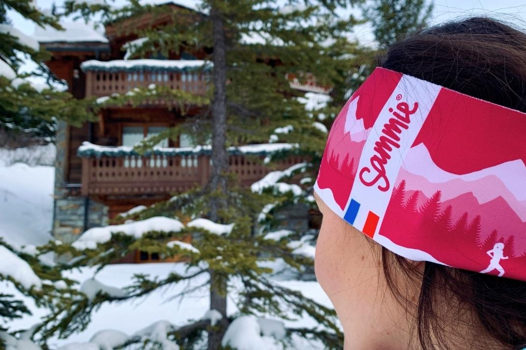 femme avec le bandeau à la neige